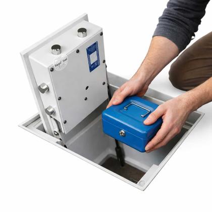 Einlegen von Kassette in Bodentresor