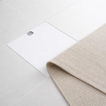 Bodentresor geschlossen und halb verdeckt