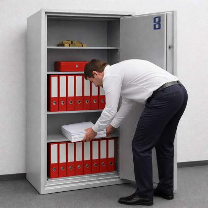 Person legt Dokumente in Dokumententresor