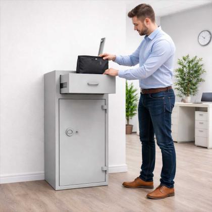 Person legt Geldtasch in Einwurftresor