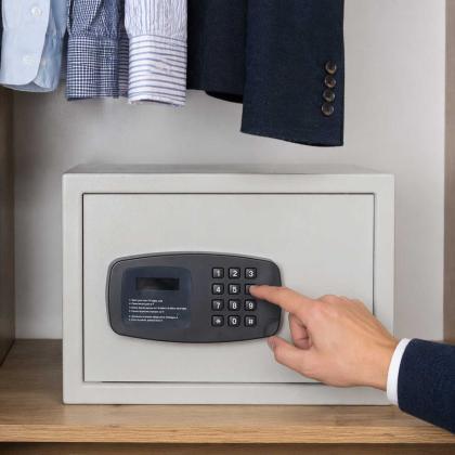 Hotelsafe bei Codeeingabe