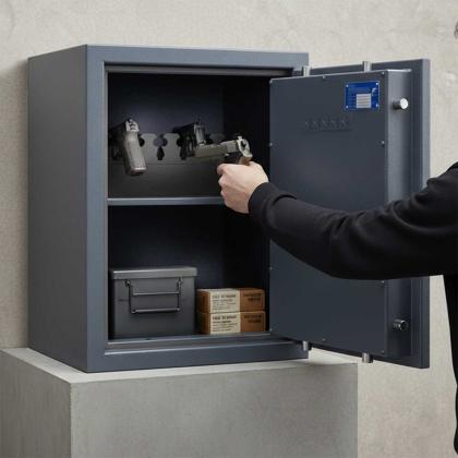 Kurzwaffe in Kurzwaffenschrank sicher lagern