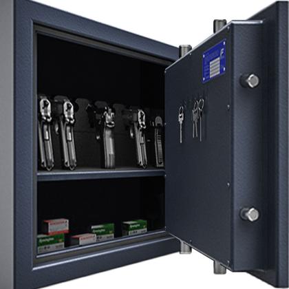 Kurzwaffenschrank mit Waffen und Munition