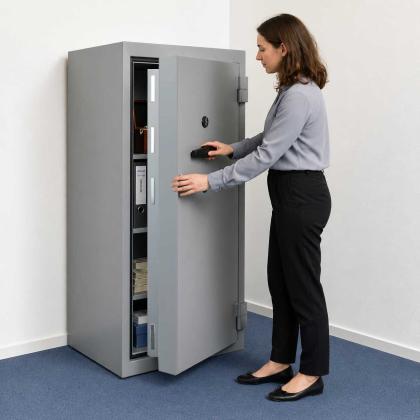 Panzerschrank wird geöffnet