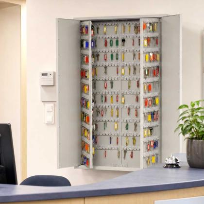 Schlüsselschrank mit übersichtlich geordneten Schlüsselbestand