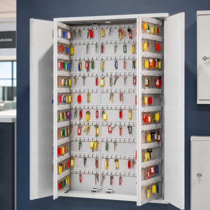 Geöffneter Schlüsselschrank